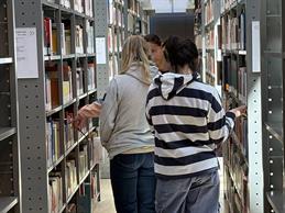 Schüler*innen in der Bibliothek